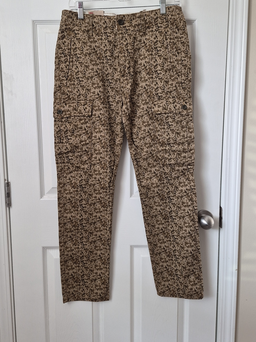 Levi's Women's Tan Digital Camo Straight-Leg Cargo Pants